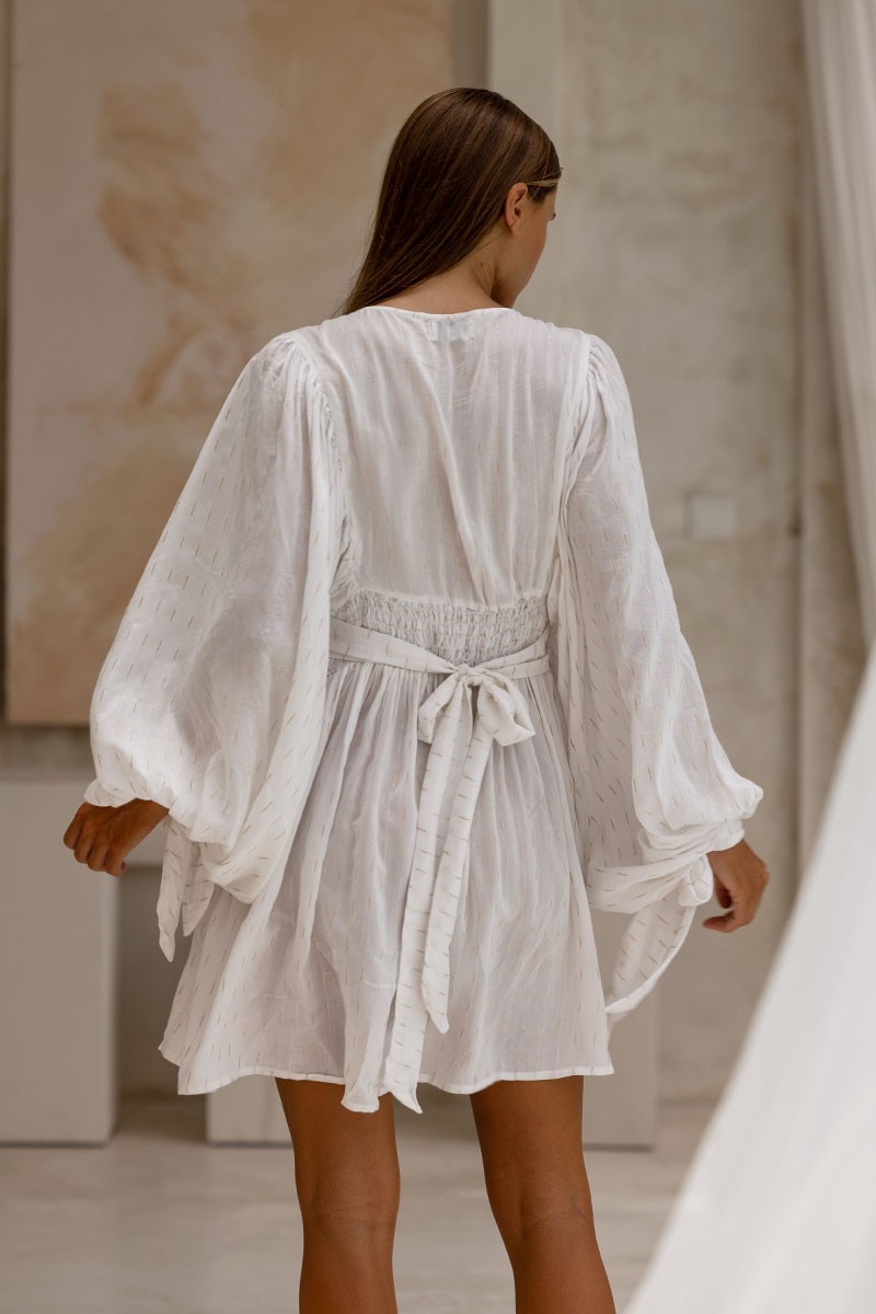 Vestido Corto Janice – blanco – mangas largas – escote en V – cinturón ajustable – Miss June Paris – 4