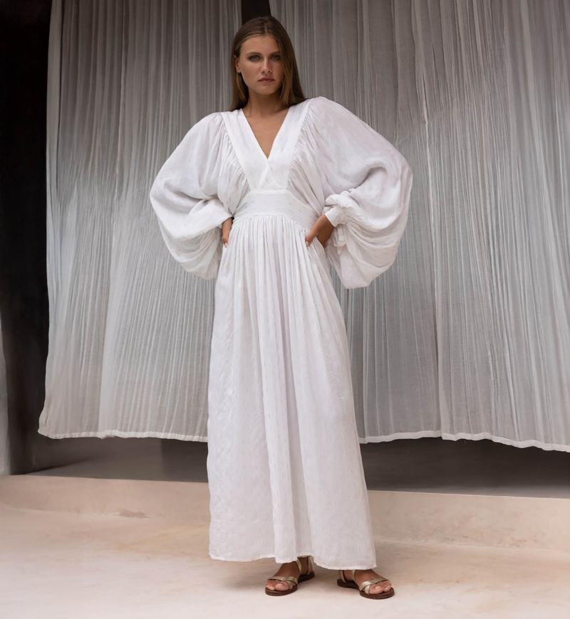 Vestido Longo Angie – branco – mangas compridas – decote em V – boêmio – cinto ajustável – Miss June Paris – 2