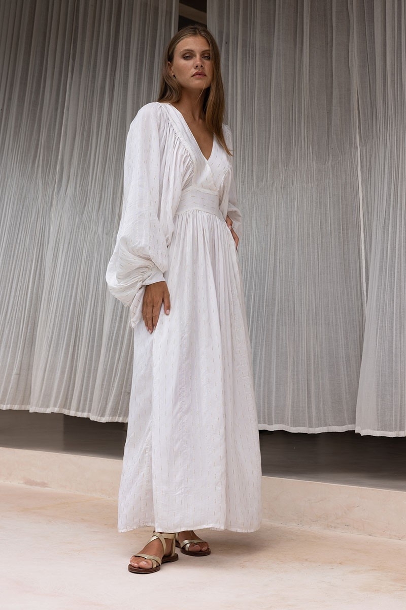 Vestido Largo Angie – blanco – mangas largas – escote en V – bohemio – cinturón ajustable – Miss June Paris – 3
