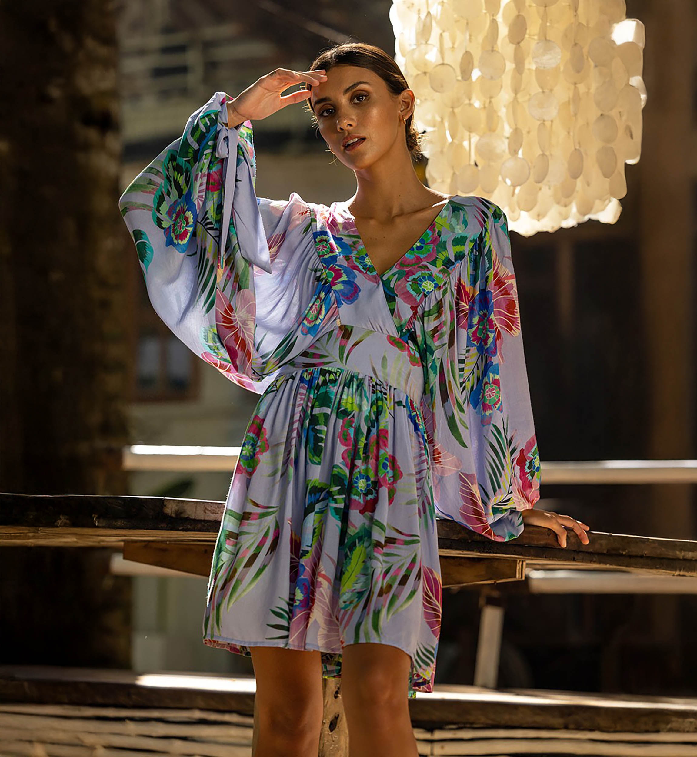 Vestido Corto Falone – violeta pastel – estampado floral – mangas largas – escote en V – Miss June Paris – 2