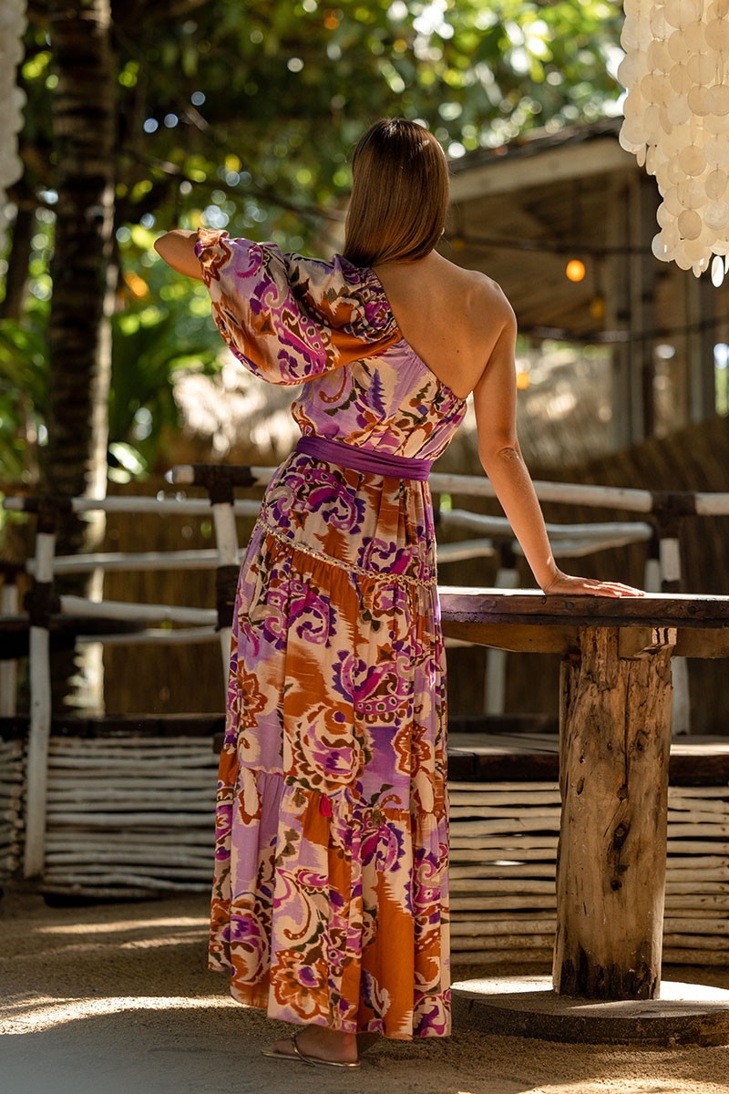 Vestido Largo Tiffany – malva/violeta – estampado bohemio – un hombro descubierto – cinturón a juego – Miss June Paris – 4
