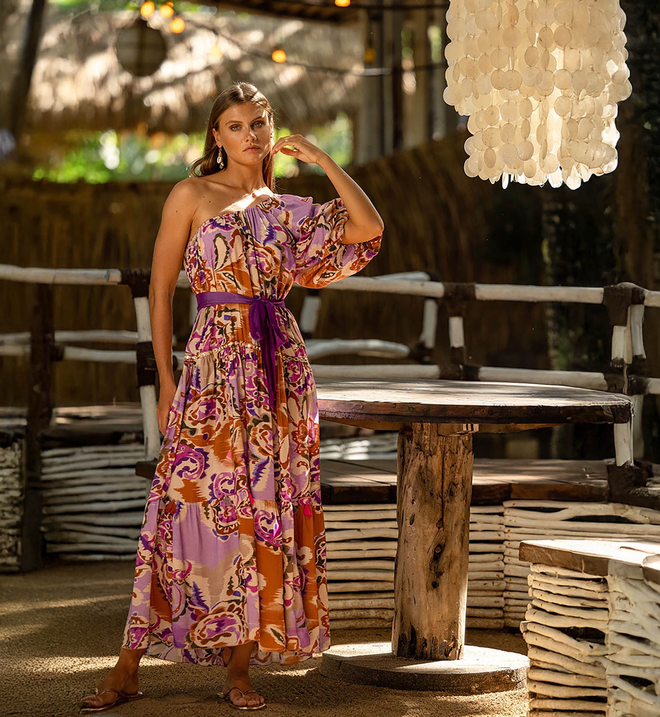 Vestido Largo Tiffany – malva/violeta – estampado bohemio – un hombro descubierto – cinturón a juego – Miss June Paris – 3