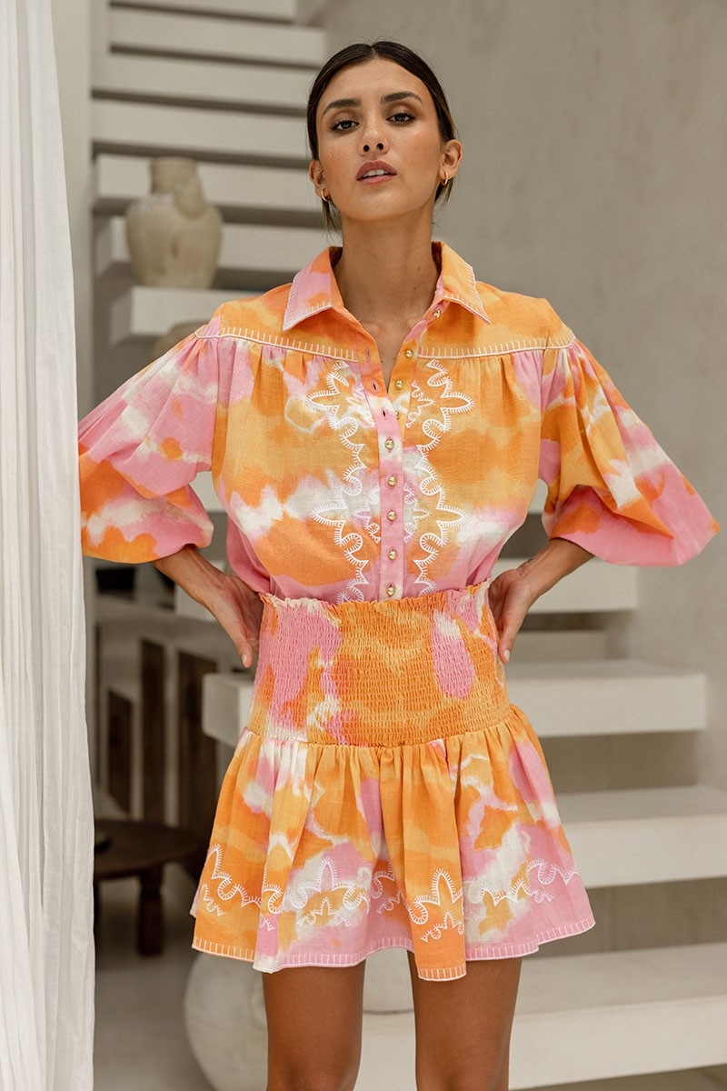 Camisa Hayley – rosa/naranja – mangas largas abullonadas – estampado tie-dye – bohemio – Miss June Paris – 2