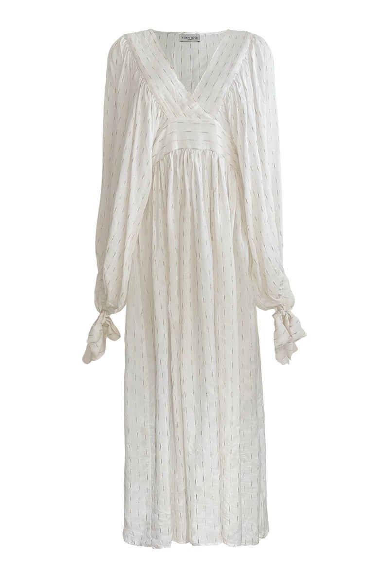 Vestido Largo Angie – blanco – mangas largas – escote en V – bohemio – cinturón ajustable – Miss June Paris – 5