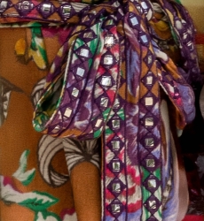 Langes Kleid Wallis - braun/mehrfarbig - mit kleinen Spiegeln verziert - passender Gürtel - Miss June Paris - 8