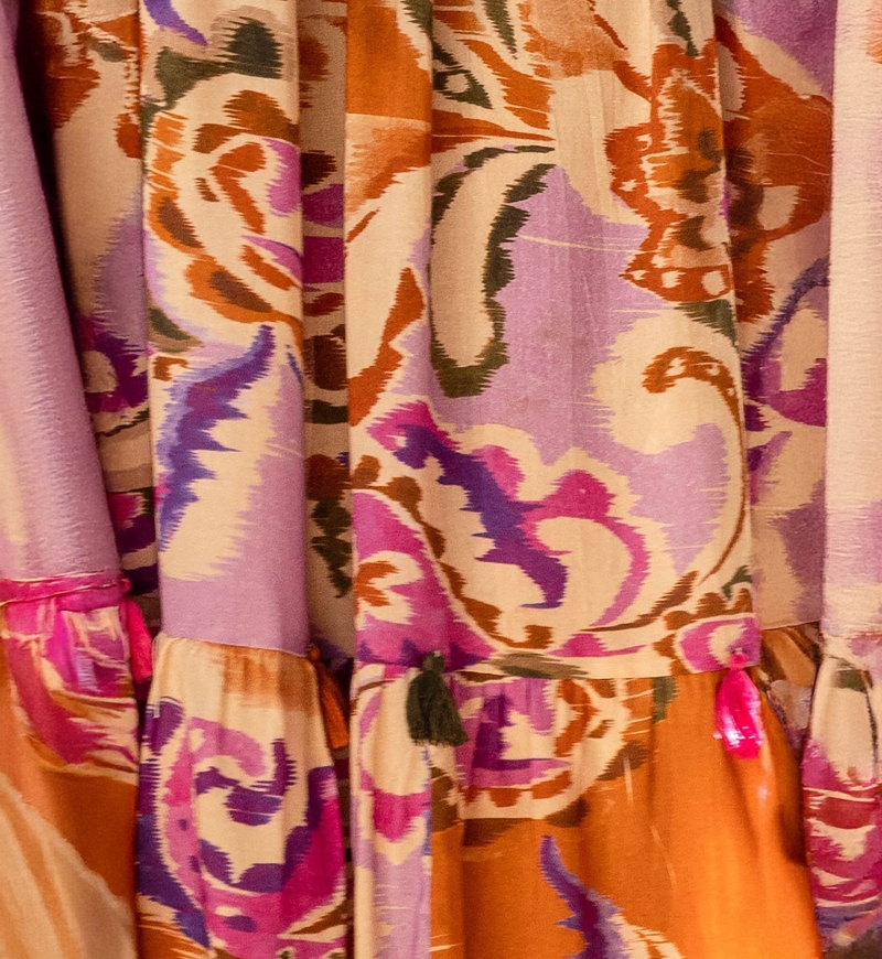 Vestido Largo Tiffany – malva/violeta – estampado bohemio – un hombro descubierto – cinturón a juego – Miss June Paris – 6