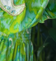 mini robe MAVIS - verte - manche longue - plastron decoré - details dorés - boheme  - Miss June Paris - 7