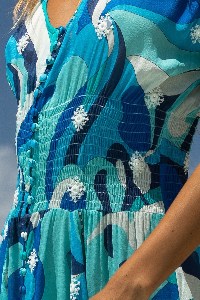 Vestido Largo Scarlett – azul/blanco – estampado bohemio – escote en V – cinturón fruncido – Miss June Paris – 6