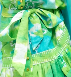 Vestido Corto Victoria – verde/agua – manga corta – estampado tie-dye – cinturón a juego – bohemio – Miss June Paris – 7