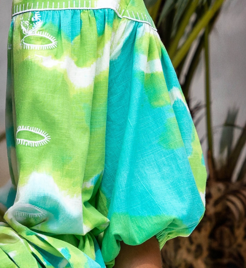 Kurzes Kleid Victoria – grün/aqua – kurze Ärmel – Batikmuster – passender Gürtel – Boho – Miss June Paris – 8