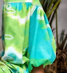 Kurzes Kleid Victoria – grün/aqua – kurze Ärmel – Batikmuster – passender Gürtel – Boho – Miss June Paris – 8