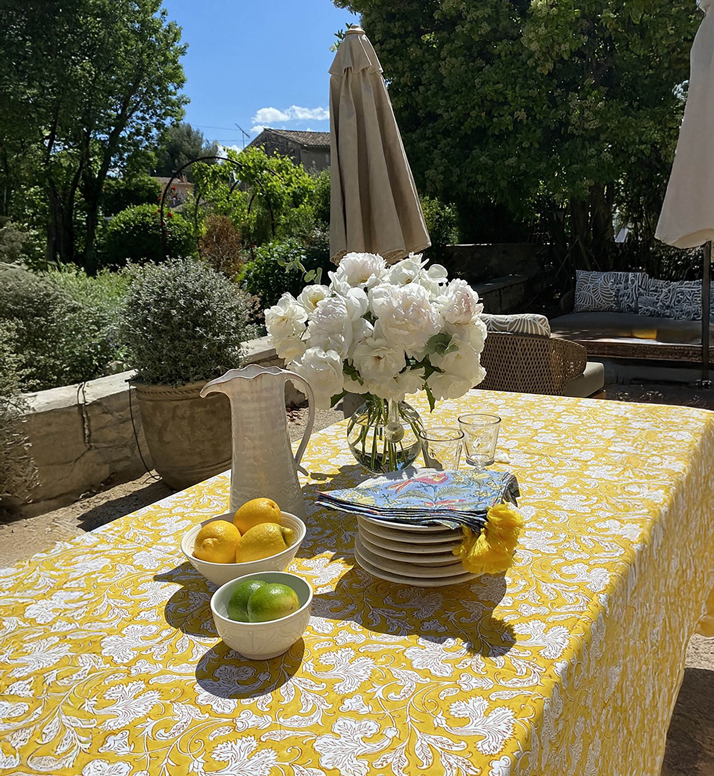 Juego de servilletas Blue Birds (Lote de 2) – azul/amarillo/rojo – diseño floral bohemio – Jardín Botánico – Miss June Paris – 3