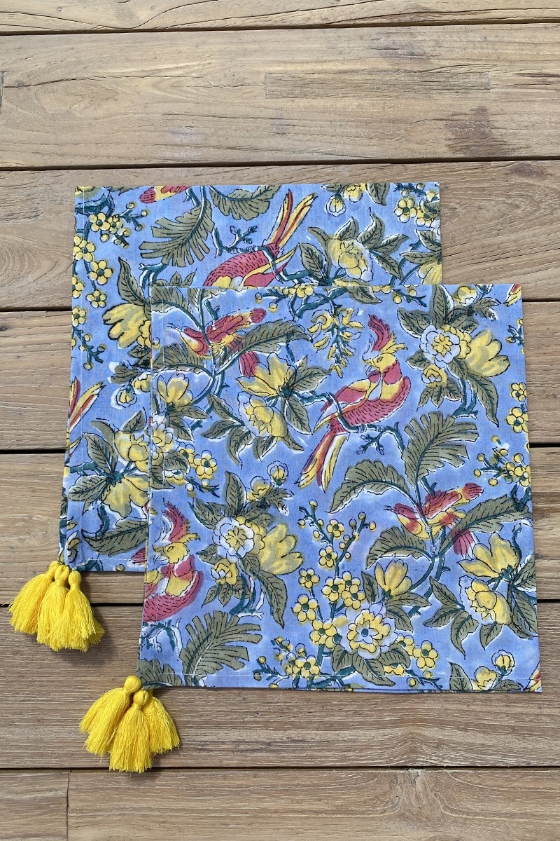 Juego de servilletas Blue Birds (Lote de 2) – azul/amarillo/rojo – diseño floral bohemio – Jardín Botánico – Miss June Paris – 4